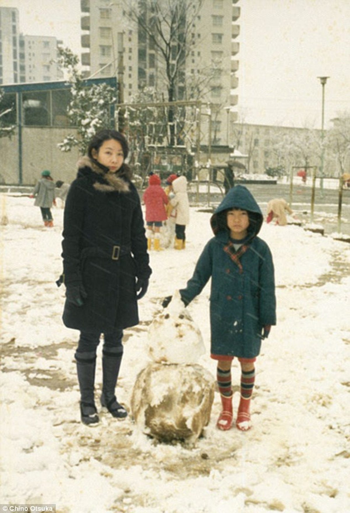 Photographer Chino Otsuka went back in time and built a snowman with the kid version of herself from 1980 in Nagayama, Japan in her photo series 