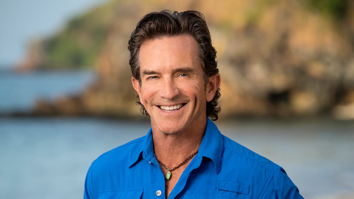 Host of the TV show Survivor Jeff Probst looking into the camera.