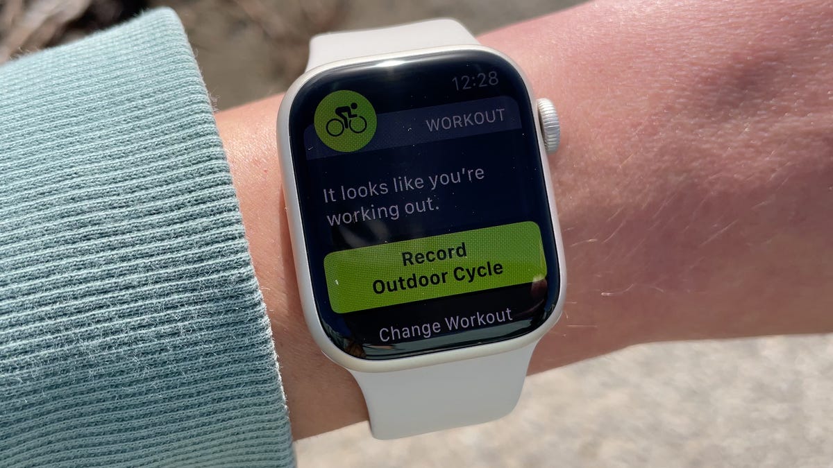 An Apple Watch Series 7 detecting a cycling workout.