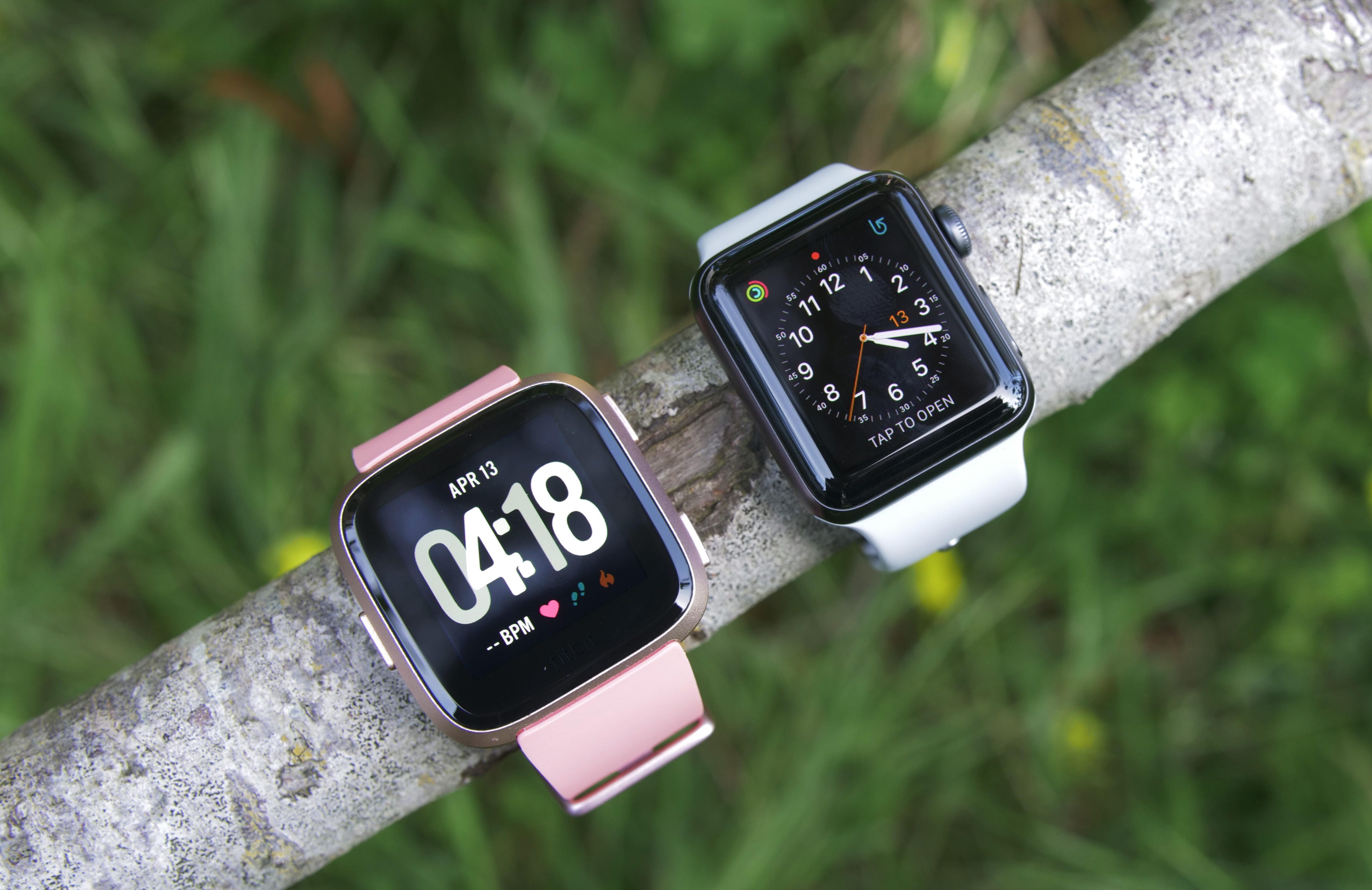 siesta Librería Tendero Apple Watch 3 vs. Fitbit Versa: Time to buy a new smartwatch - CNET
