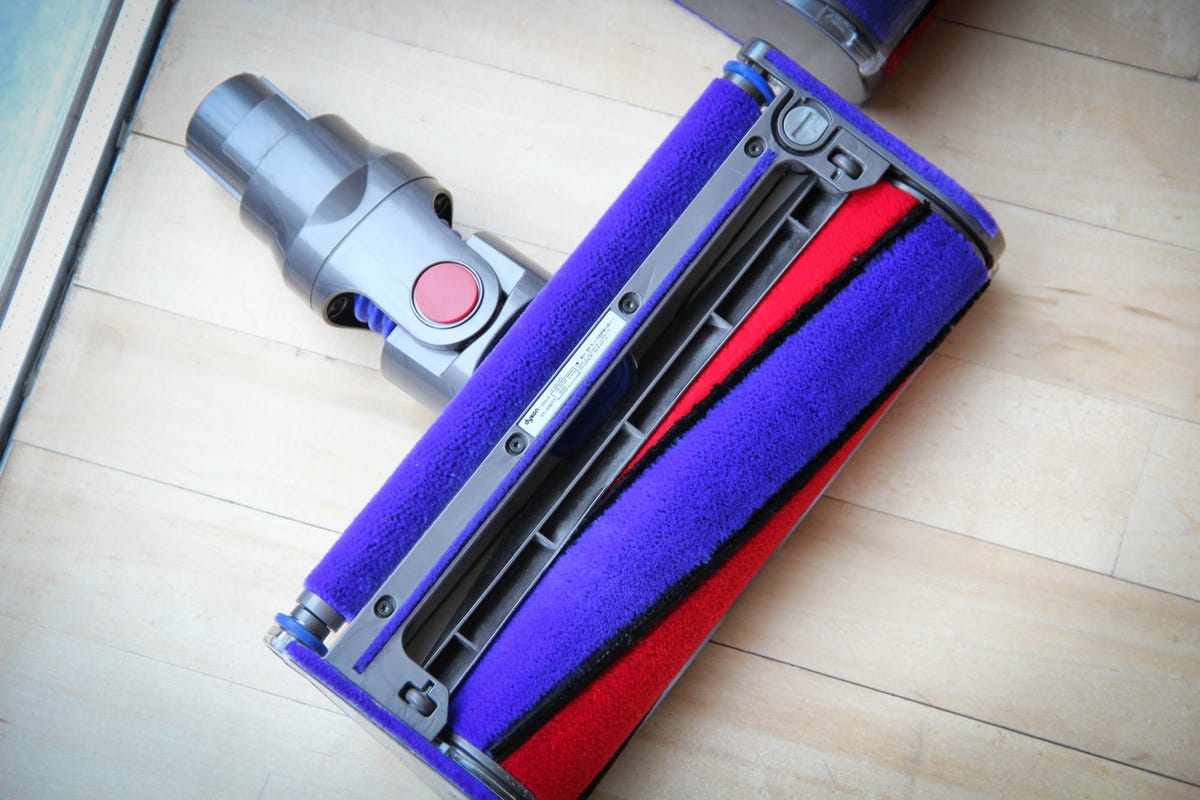 Amorous finger tiggeri Dyson V8 review: Dyson V8 cordless vacuum doubles battery life, while new  Big Ball gets self-righting powers - CNET