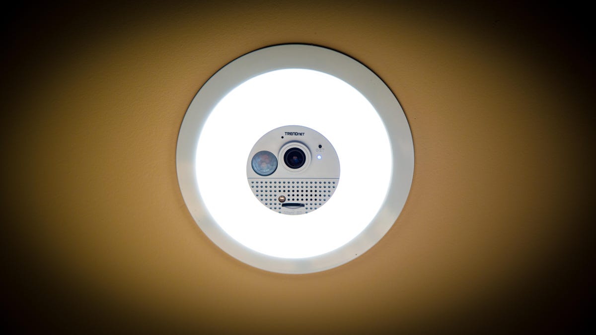 spand I modsætning til Uventet This hidden LED bulb/security camera watches you from above - CNET