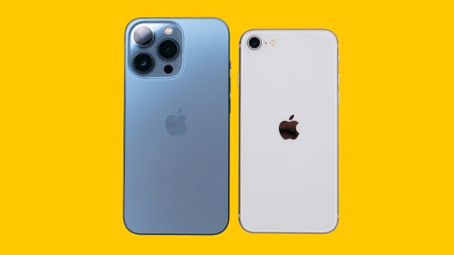 iphone 13 pro и iphone se на желтом фоне