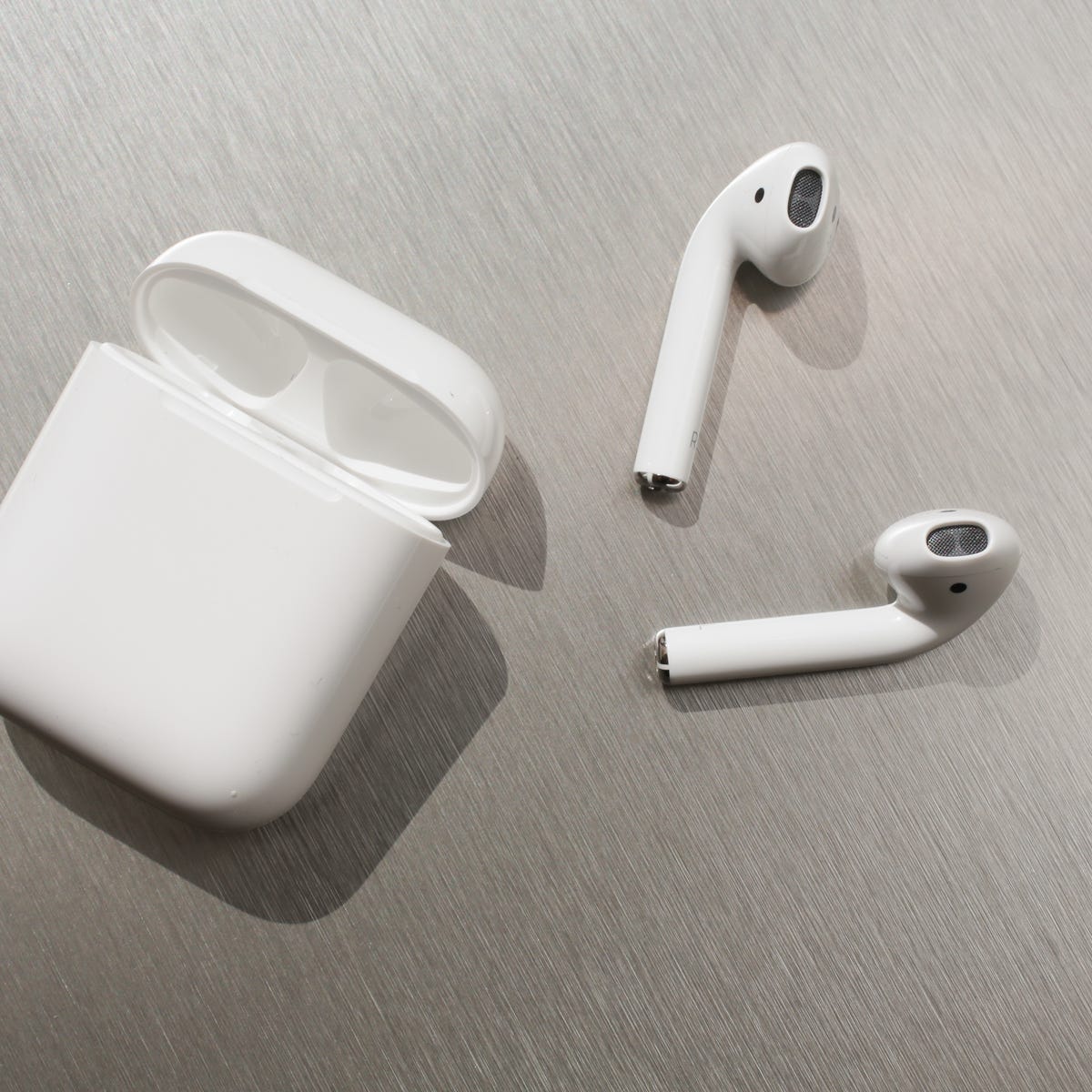 Faktisk tack Forbipasserende Apple AirPods review: Apple's AirPods have improved with time - CNET
