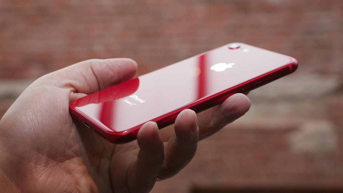 mode Vaccinere Aubergine Hands-on with Apple's new red iPhone 8 and 8 Plus - CNET