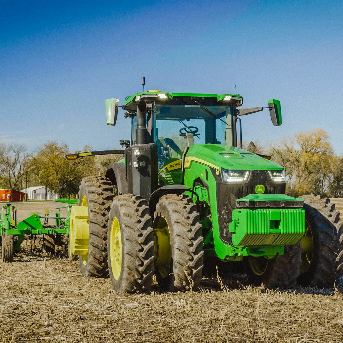 Vermomd Bijdrage passen John Deere breaks new ground with self-driving tractors you can control  from a phone - CNET