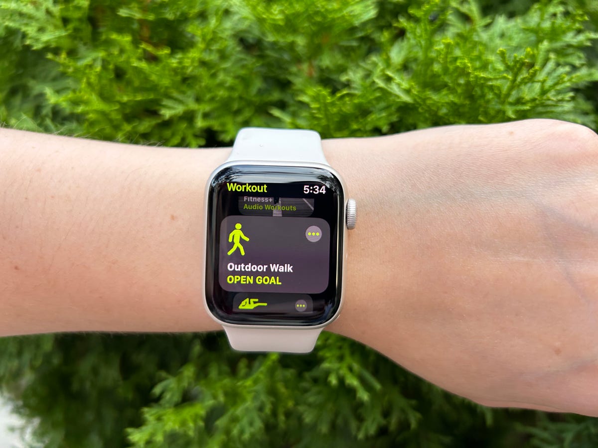 The Workout app being shown on the Apple Watch SE