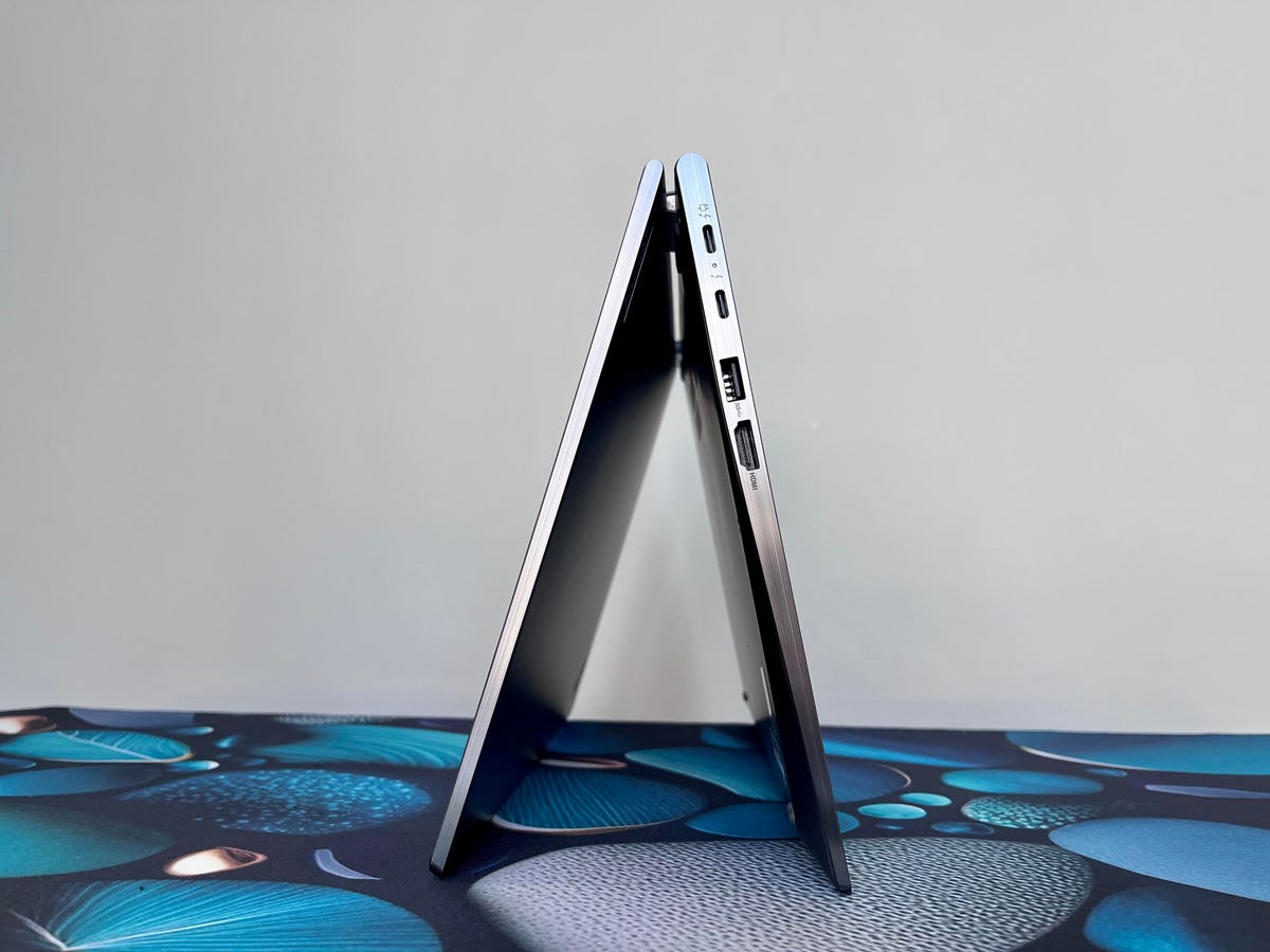 Lenovo ThinkPad X1 Yoga Gen 8 in tent mode