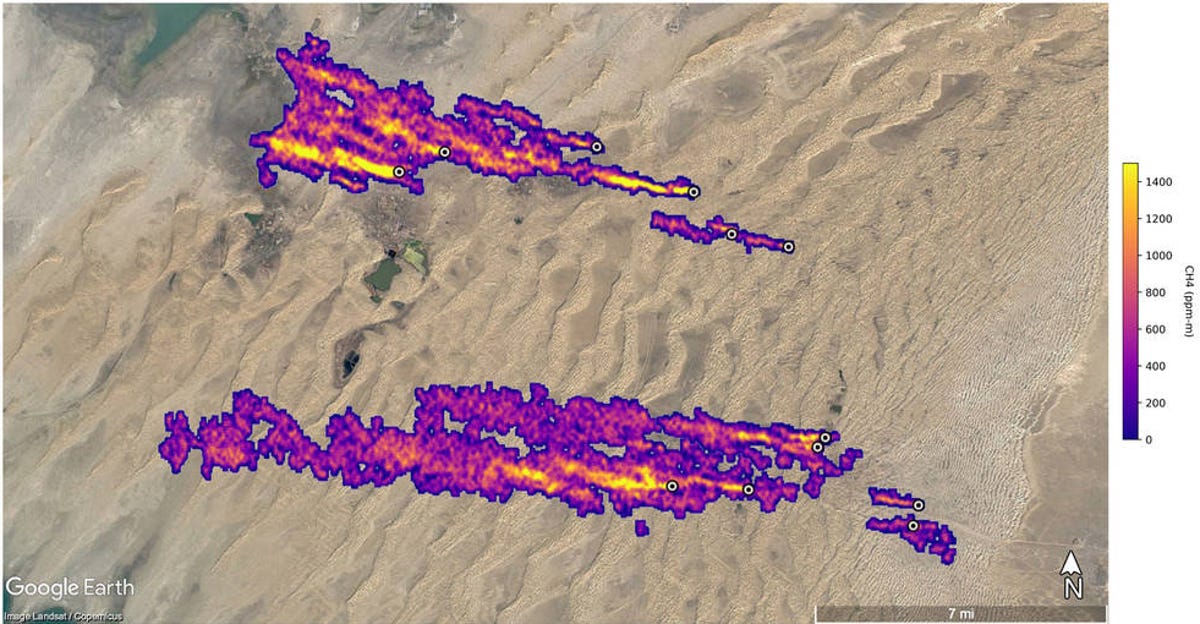 Op een Google Maps-scherm geeft een paarse, gele en oranje klodder aan waar methaan wordt gedetecteerd in Turkmenistan