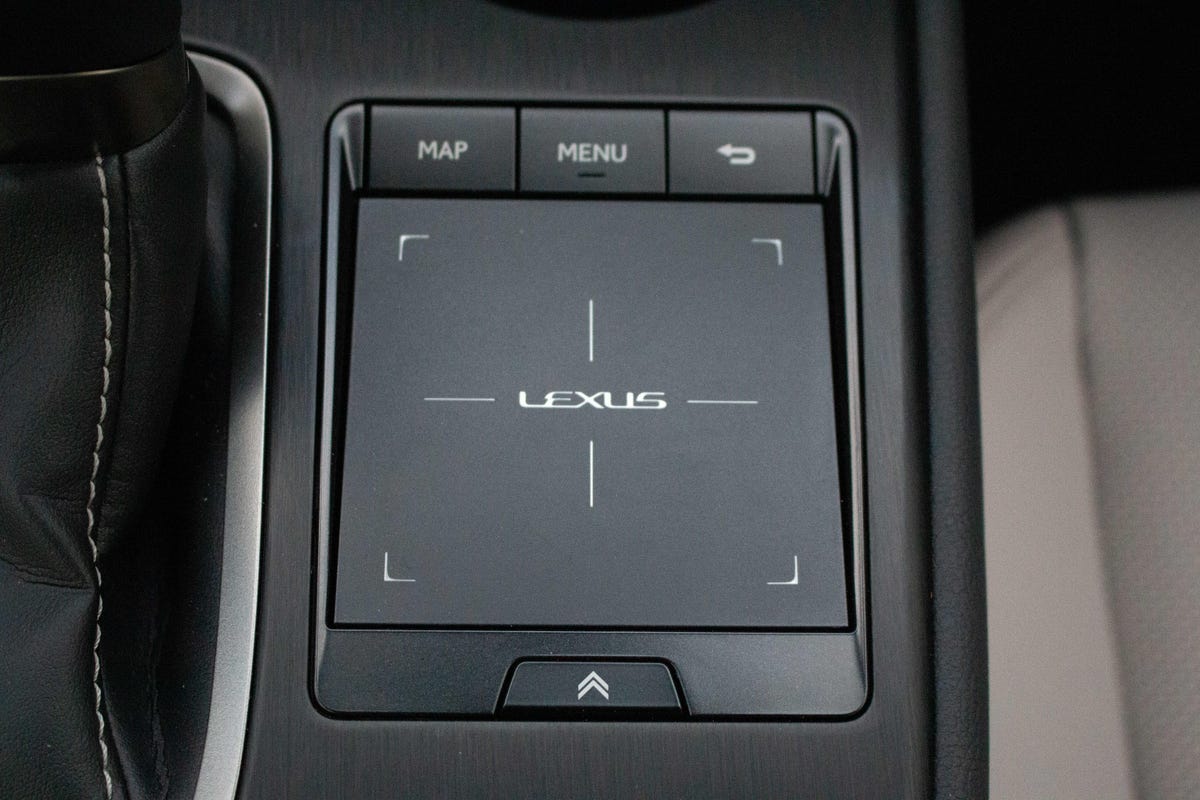 2019-lexus-ux-200-luxury-48