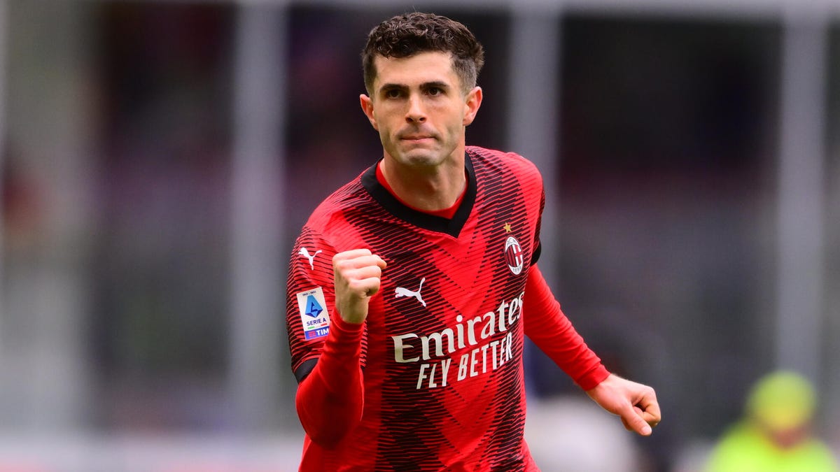 Christian Pulisic of AC Milan cele،ting with his right hand clinched in a fist.