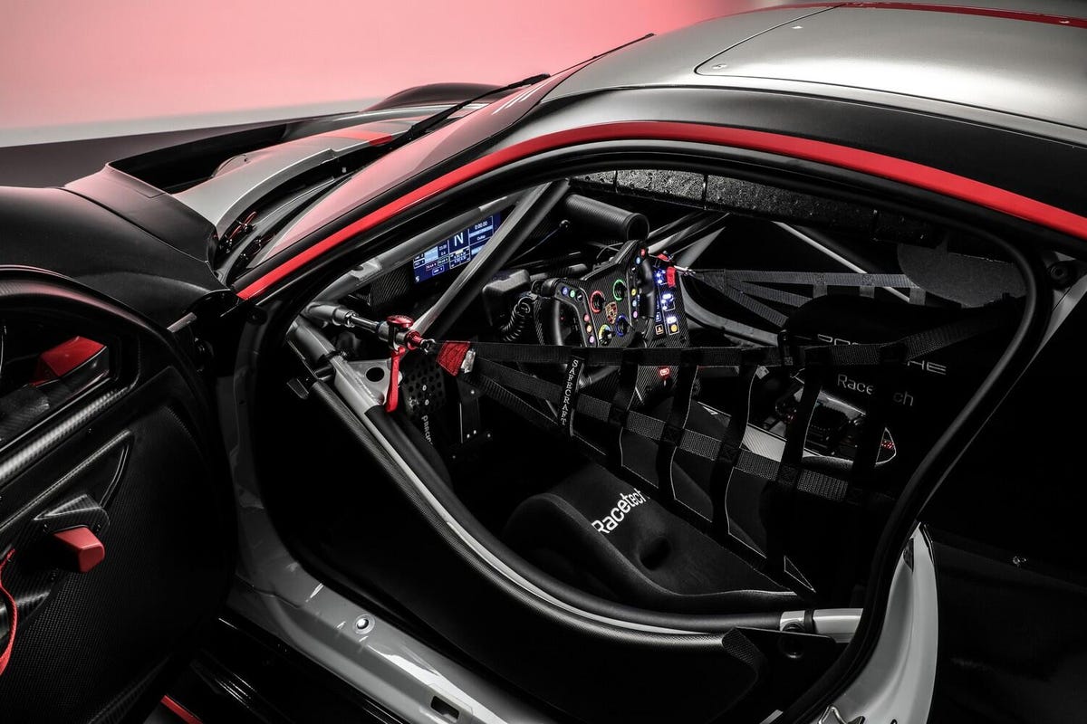 2022 年のポルシェ 911 GT3 R は、黒地に赤いトリムと巨大なウイングが背中からぶら下がっている不機嫌そうな外観です。