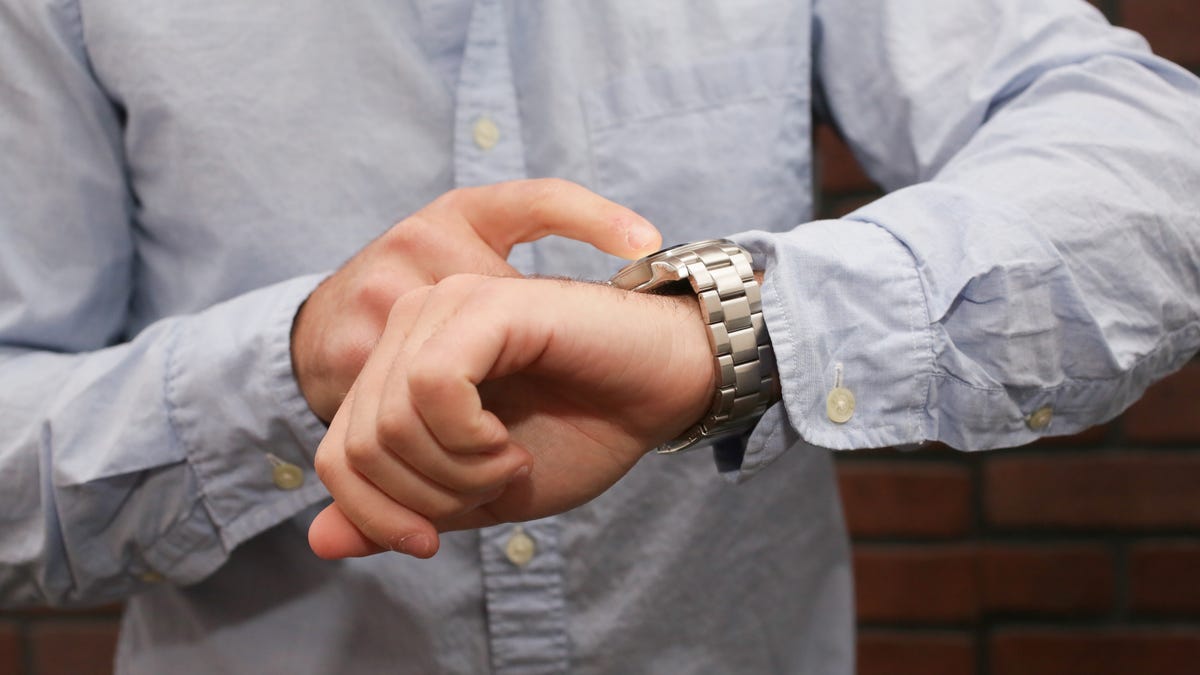 Fossil Founder Fossil misses the mark with its first Android Wear watch - CNET
