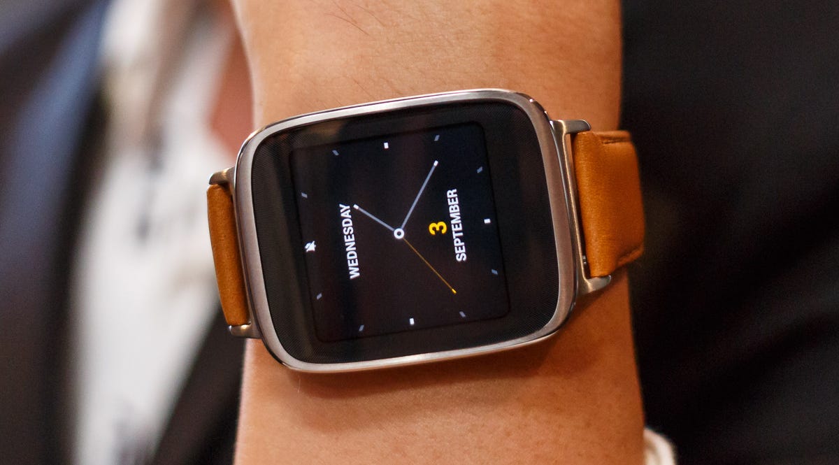 The Asus ZenWatch's screen can show the time, notifications, navigation instructions, music player controls, heart rate information, and more.
