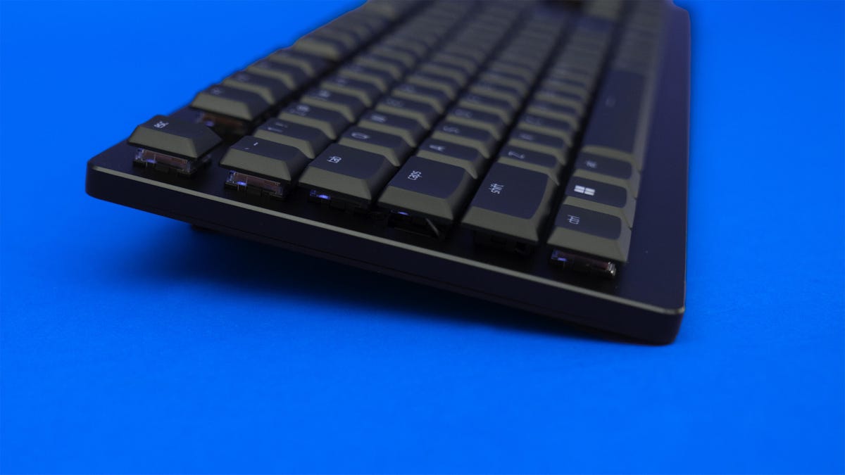 The Razer DeathStalker V2 Pro's low-profile switches seen in profile