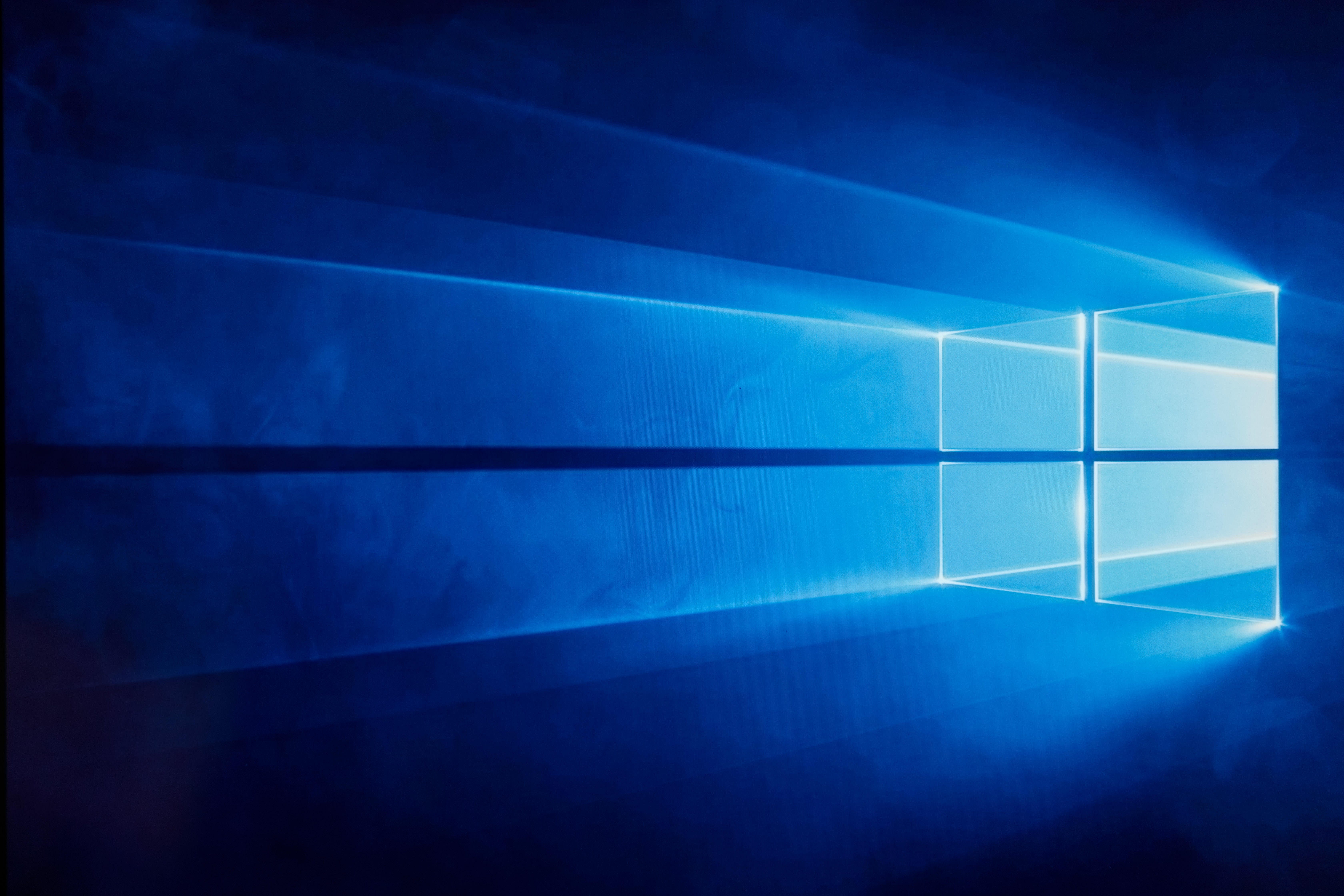 Bạn có muốn tăng độ sáng cho màn hình và giảm ánh sáng xanh khi sử dụng máy tính vào ban đêm? Hãy xem hình ảnh Chế độ tối Windows 10 để biết cách bật chế độ này trên máy tính của bạn.