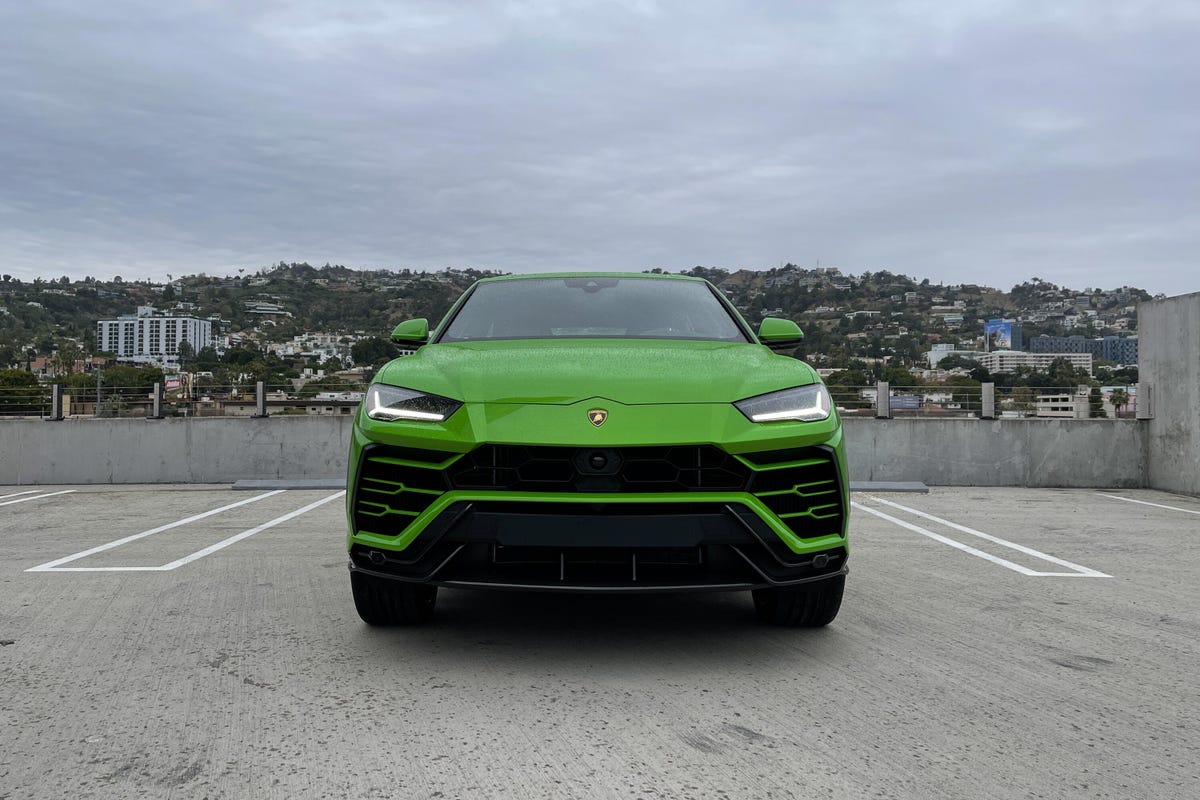 The 2021 Lamborghini Urus stands out even on a gloomy day - CNET