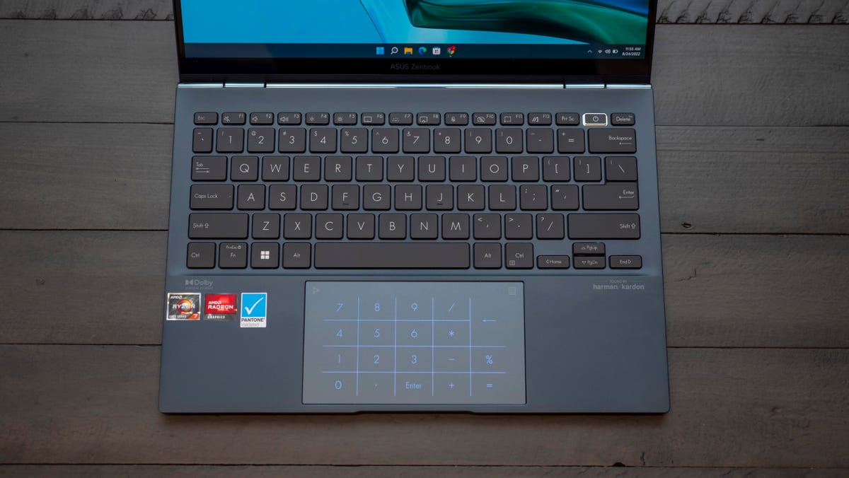 Asus Zenbook S 13 OLED UM5302 Laptop geöffnet auf einem Tisch mit Tastatur und Touchpad mit Asus Numberpad 2.0-Funktion.