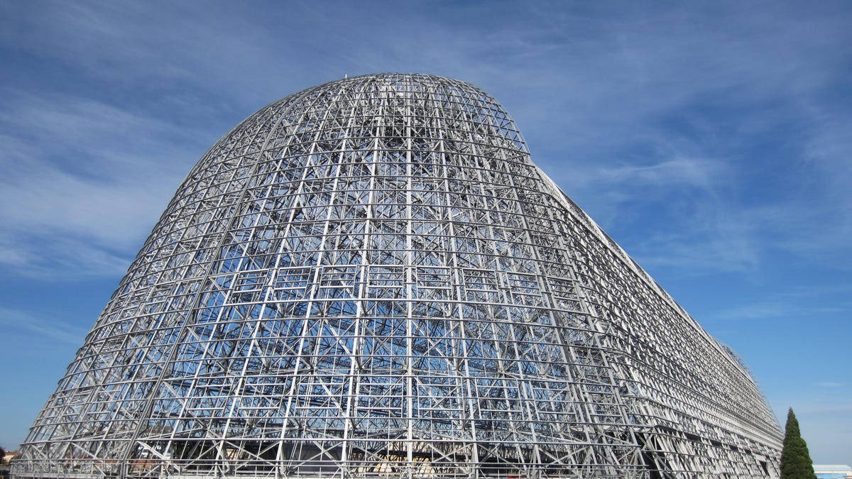 Hangar One, which Google will "re-skin" if lease terms are agreed on.