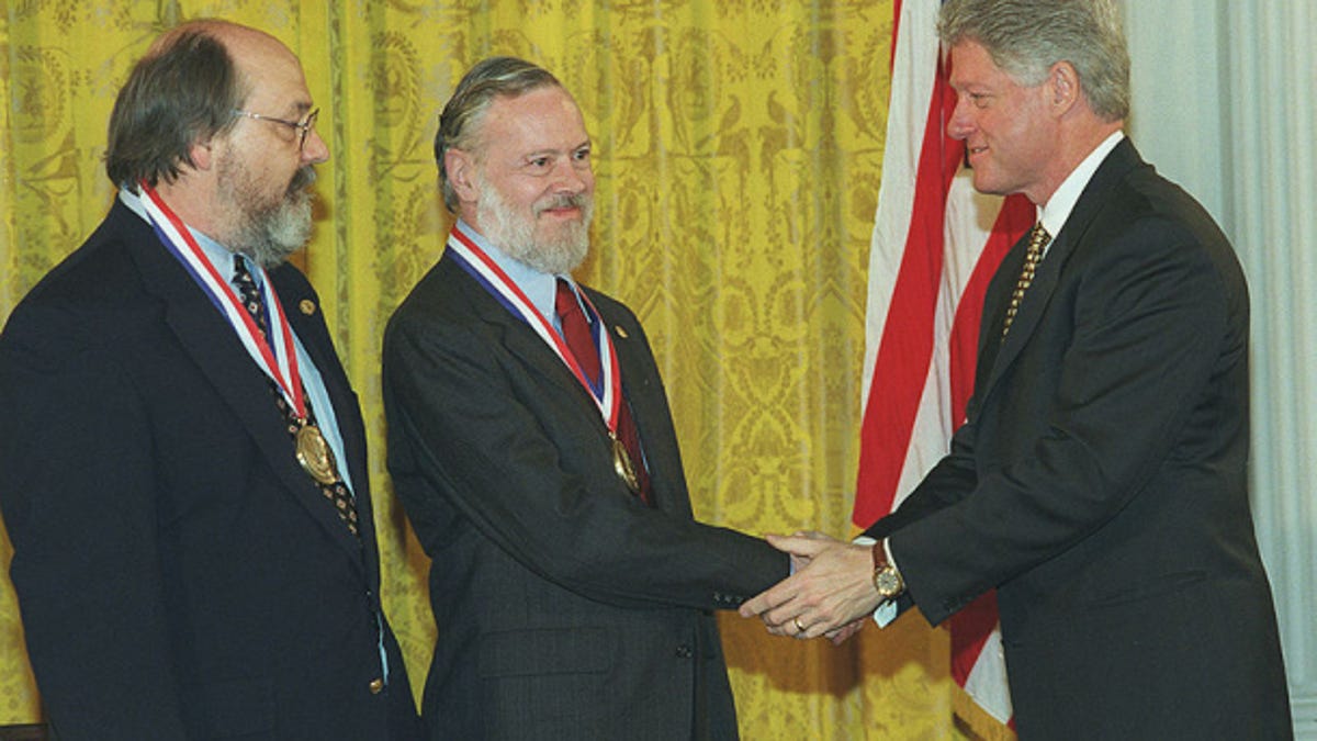 Dennis Ritchie (center) and Ken Thompson receiving the National Medal of Technology from President Clinton in 1999.