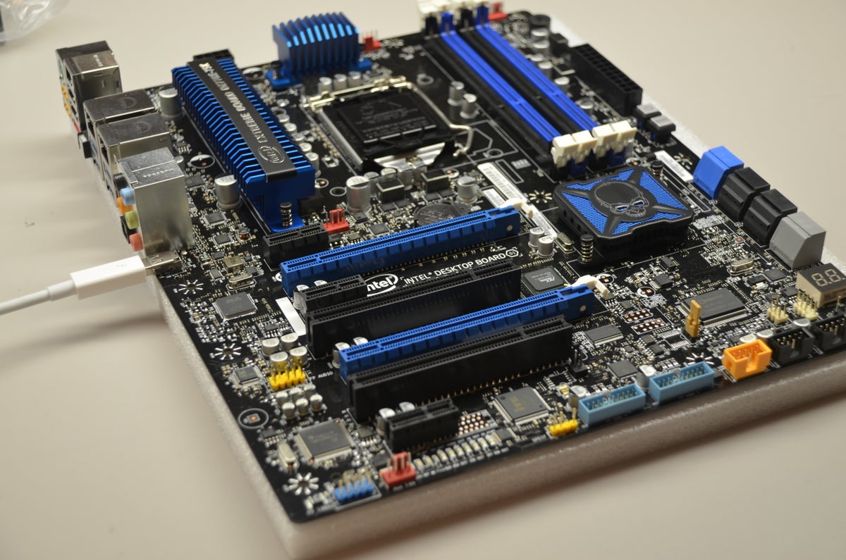 The Intel Desktop Board DZ77RE-75K is the first motherboard from Intel that supports Thunderbolt, sharing the exact Thunderbolt specs as those used in Macs.