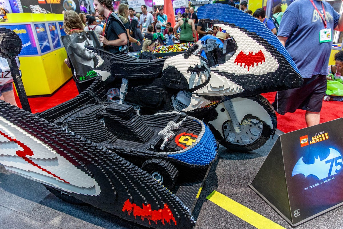 2014-sdcc-preview-night-lego-bat-cycle.jpg