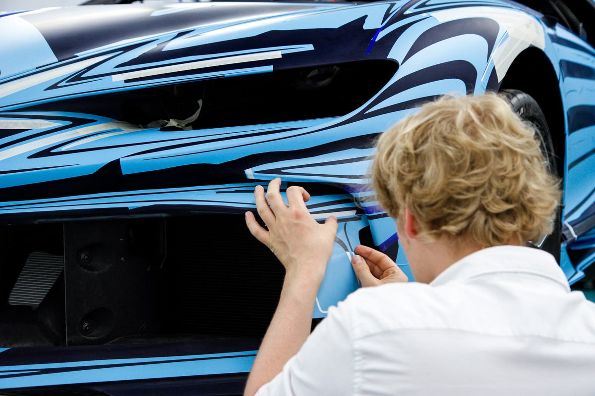 Bugatti Worker Applying Vagues de Lumière Stripes