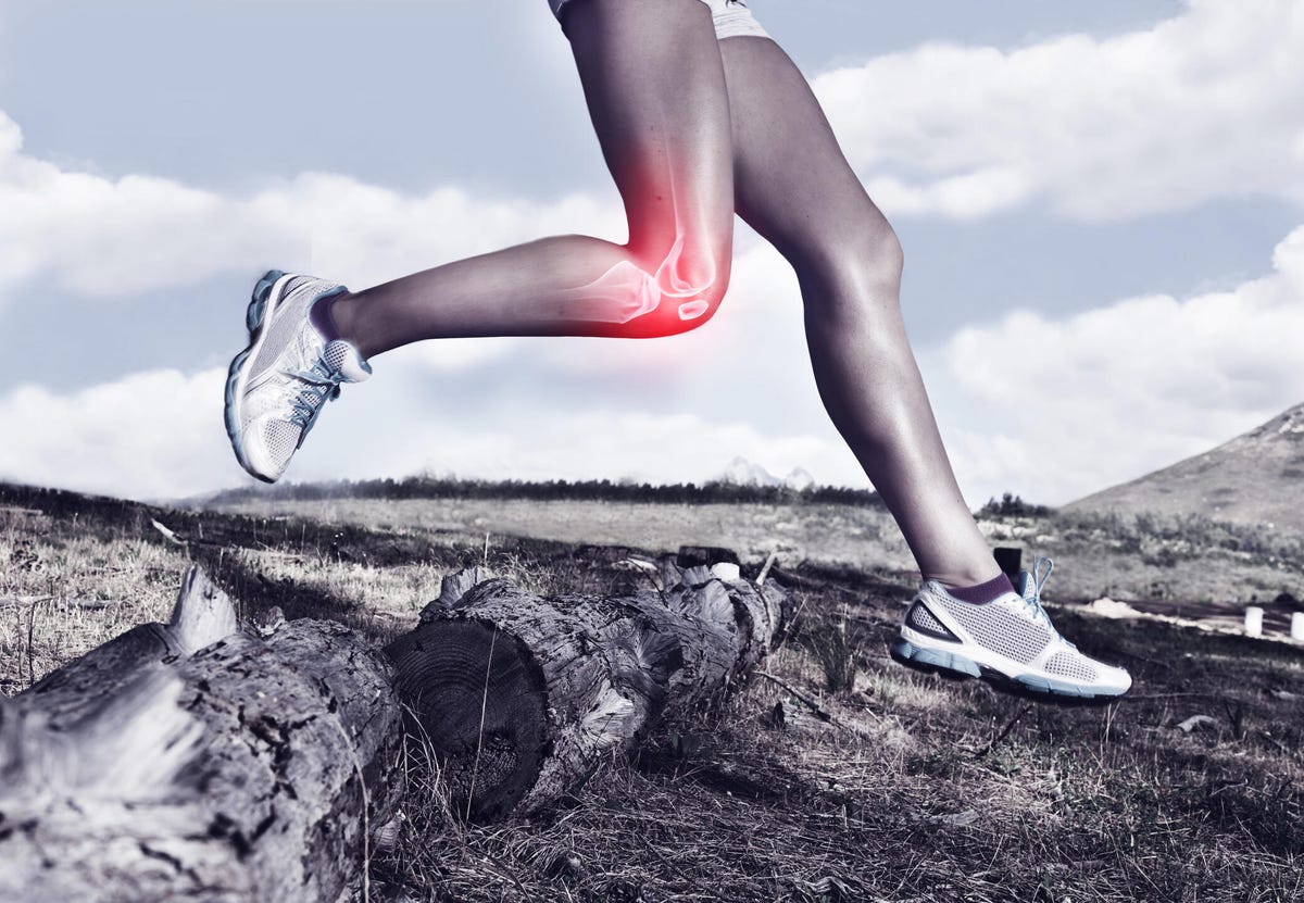 Image of a woman running depicts knee pain
