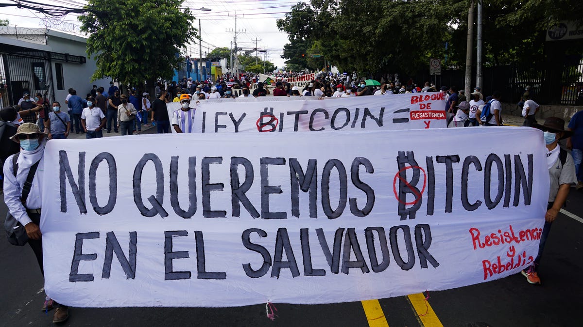 Salvadorans protest against the Bitcoin Law