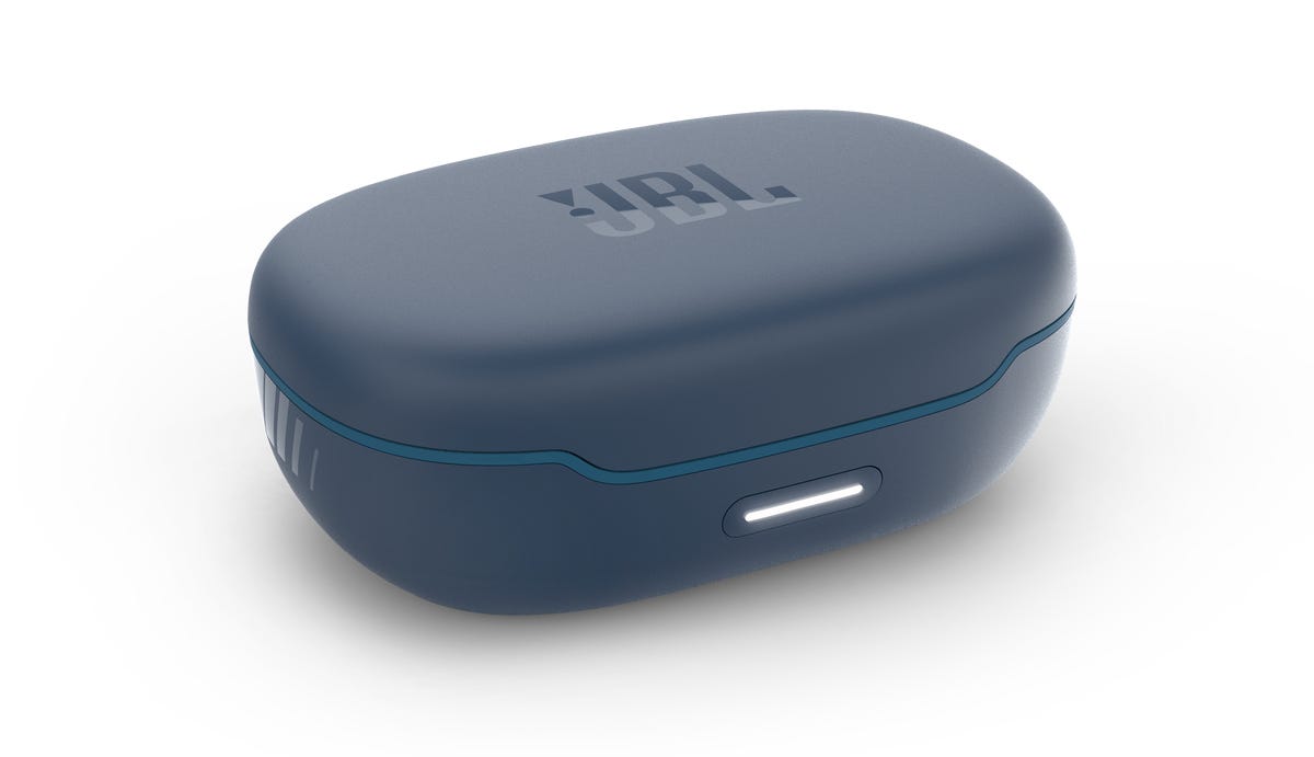 jbl-peakii-20200804-charging-case-perspective-view-blue.png