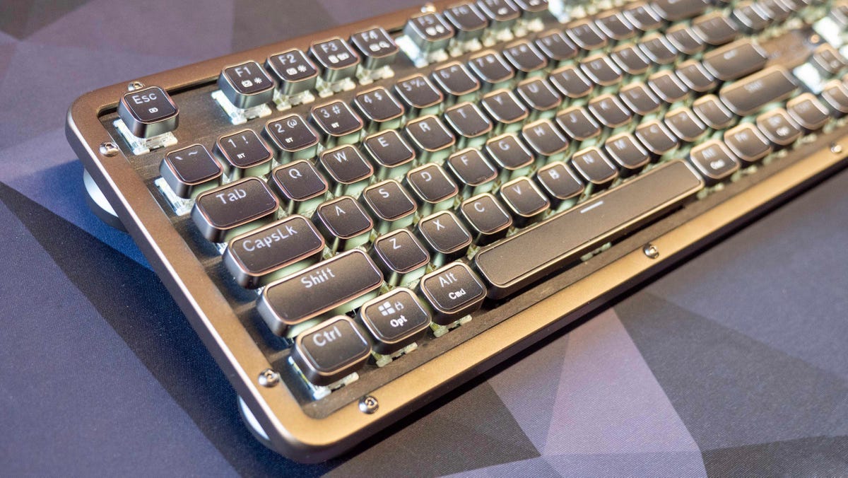 El teclado mecánico de tamaño completo Azio Retro Classic Prestige.