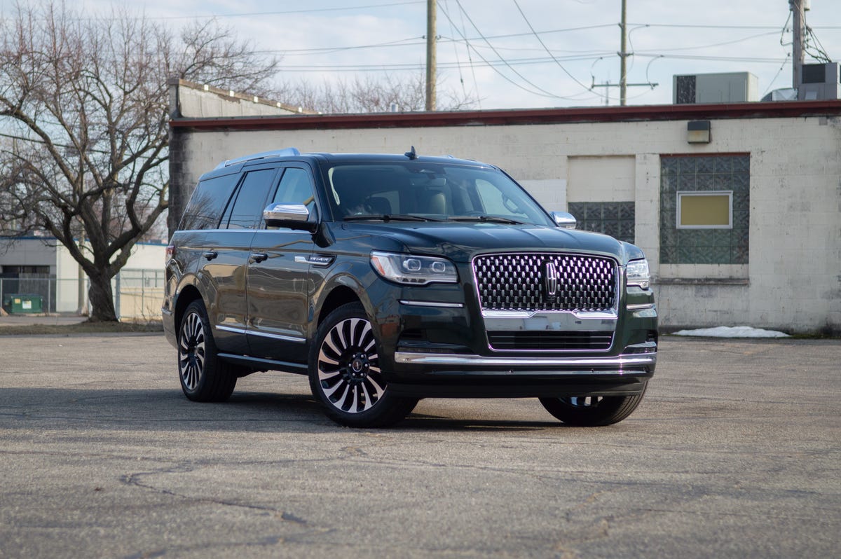 2022 Lincoln Navigator front one eighth, passenger side