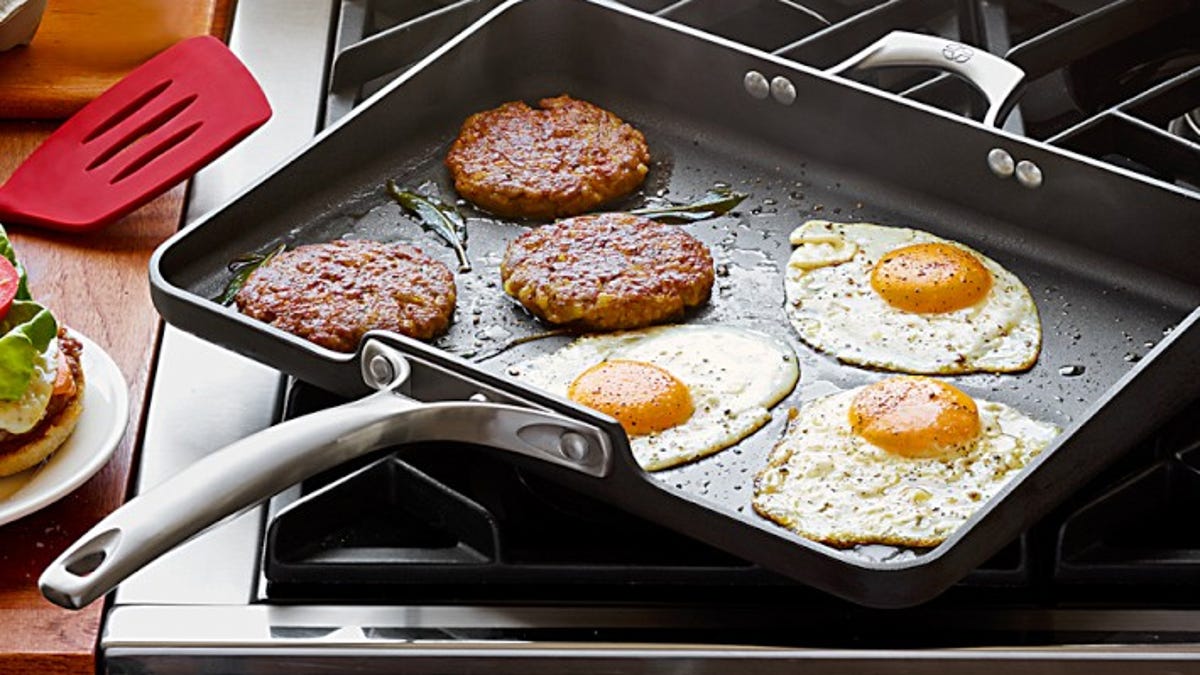 The backsplash and raised edges make it easy to flip eggs, pancakes or any other breakfast items.