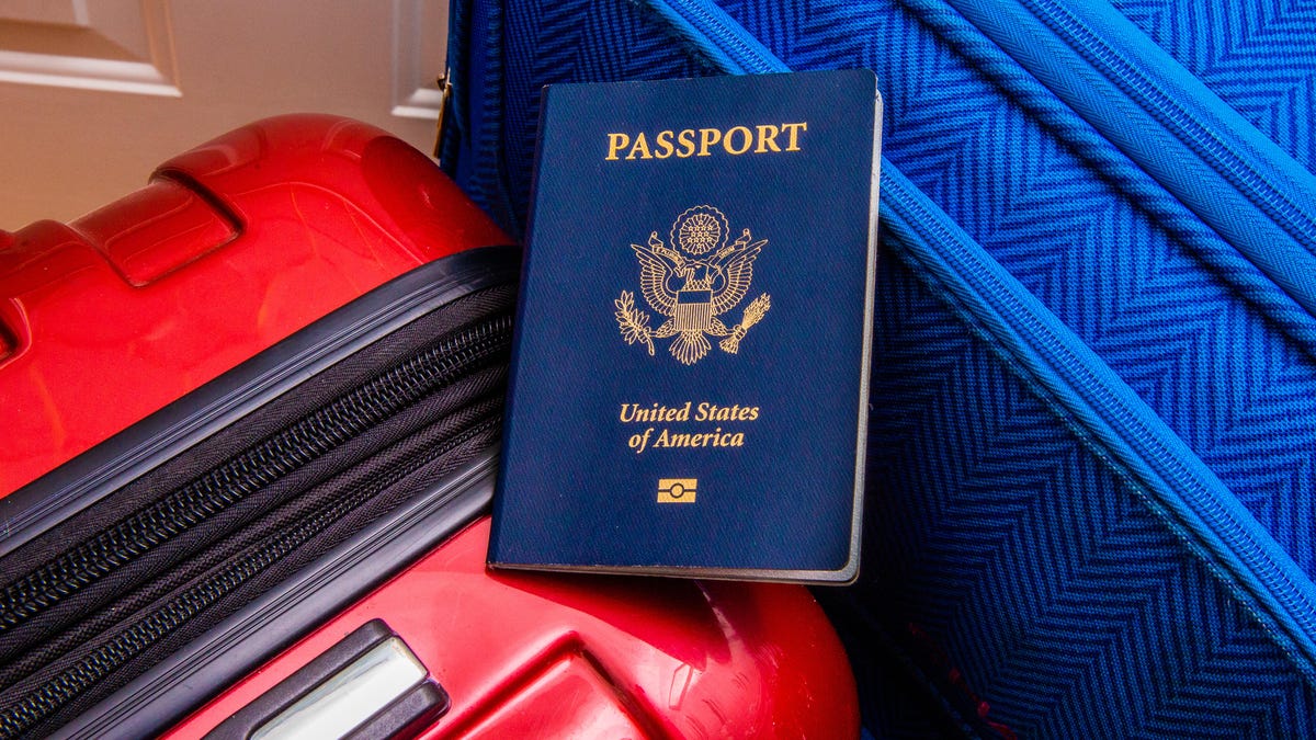 020-2021-vaccine-passport-travel-suitcase-flying-airline-requirements-app