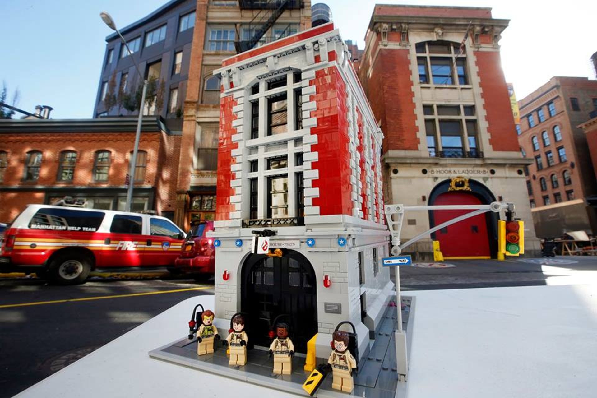 kasseapparat modvirke Sada Gawk at Lego's 'Ghostbusters' firehouse HQ sneak peek - CNET