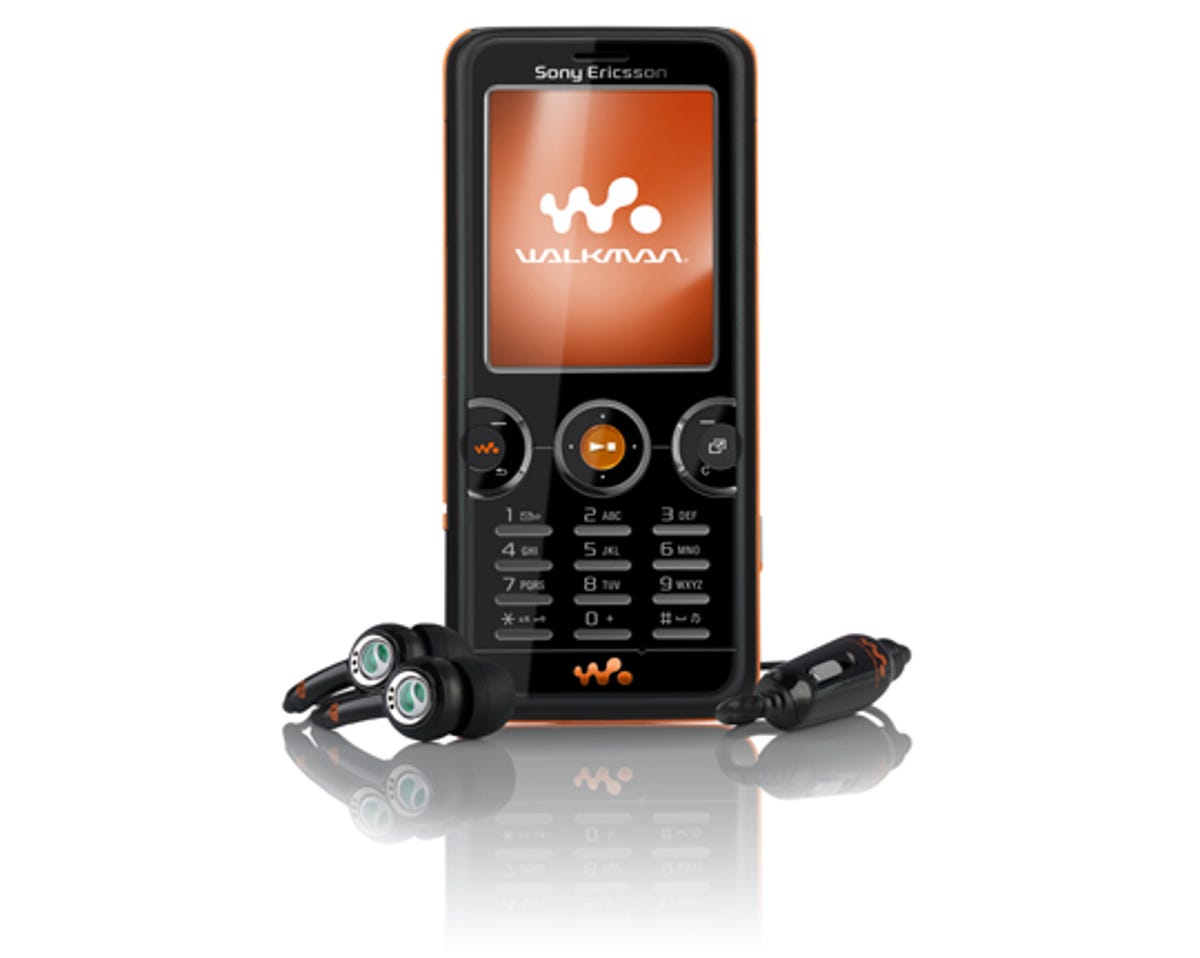 Sony Ericsson W880i in 2020: boot animation, menu, incoming call