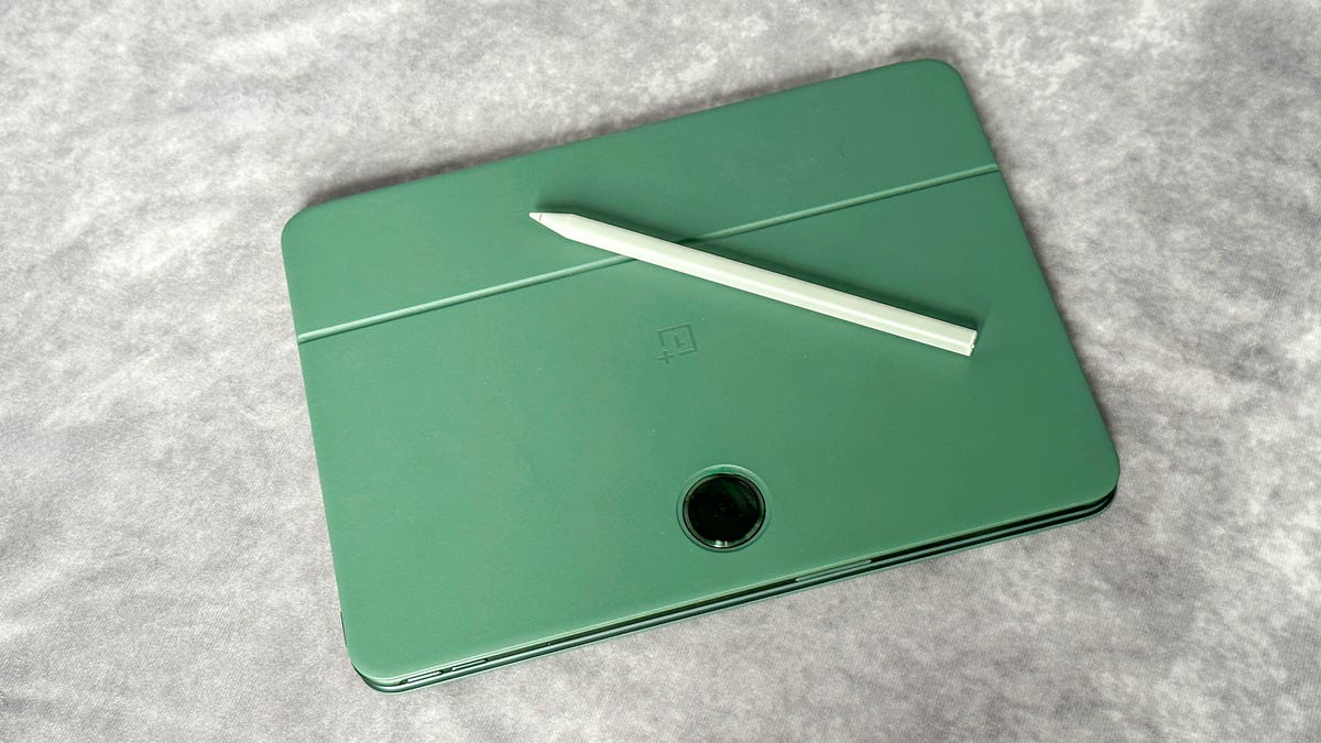 OnePlus Pad sobre un fondo de mármol texturizado.