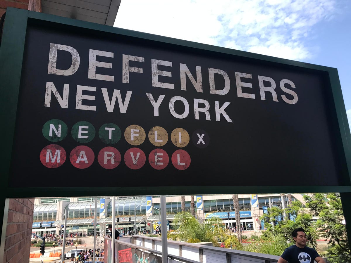 netflix-experience-defenders-sign-3