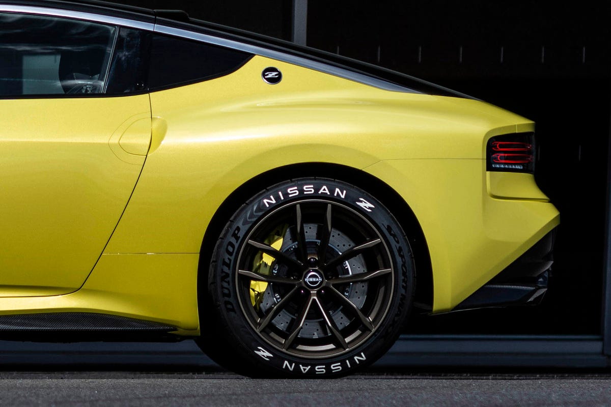 Nissan Z Proto - rear wheels and tail