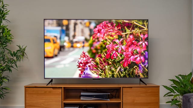 Roku TV en un mueble de TV de madera