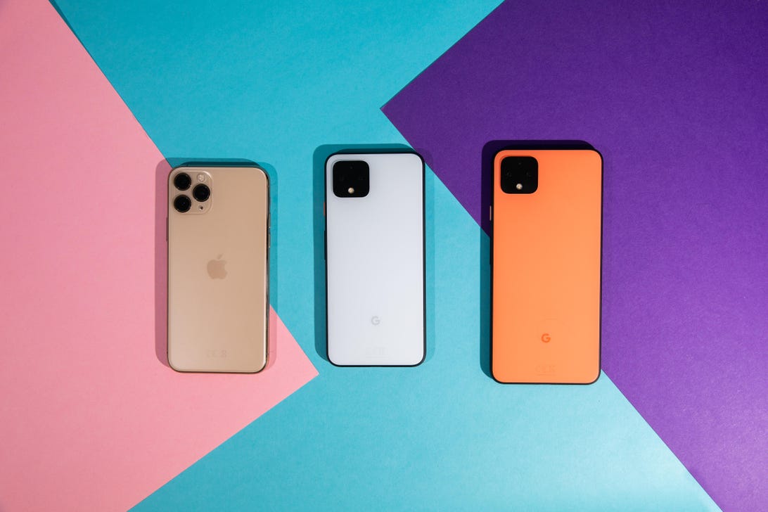 Três telefones em um fundo colorido