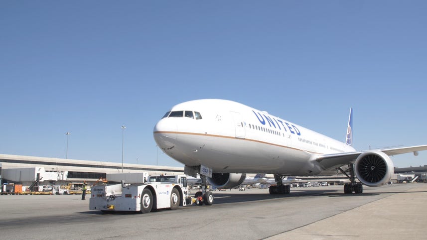 How United Airlines prepares a Boeing 777 between flights