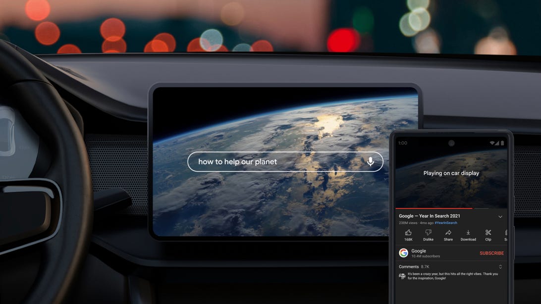 Екран на автомобилната медийна конзола, показващ Chromecast от телефона
