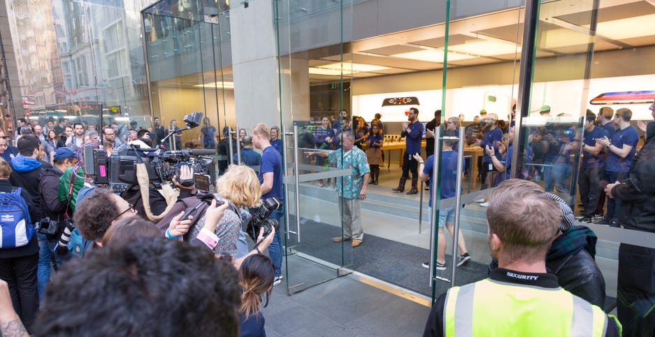 Apple opens its doors in Australia for first iPhone 8 sales