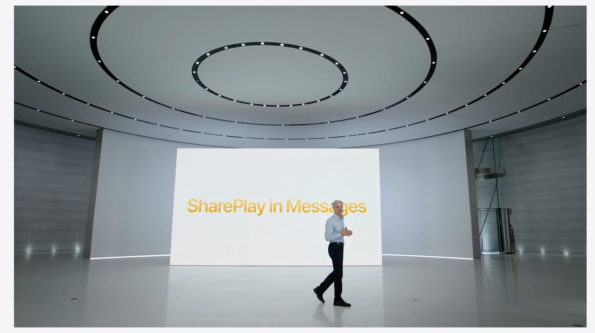 Craig Federighi apresenta SharePlay em mensagens na frente de uma tela gigante