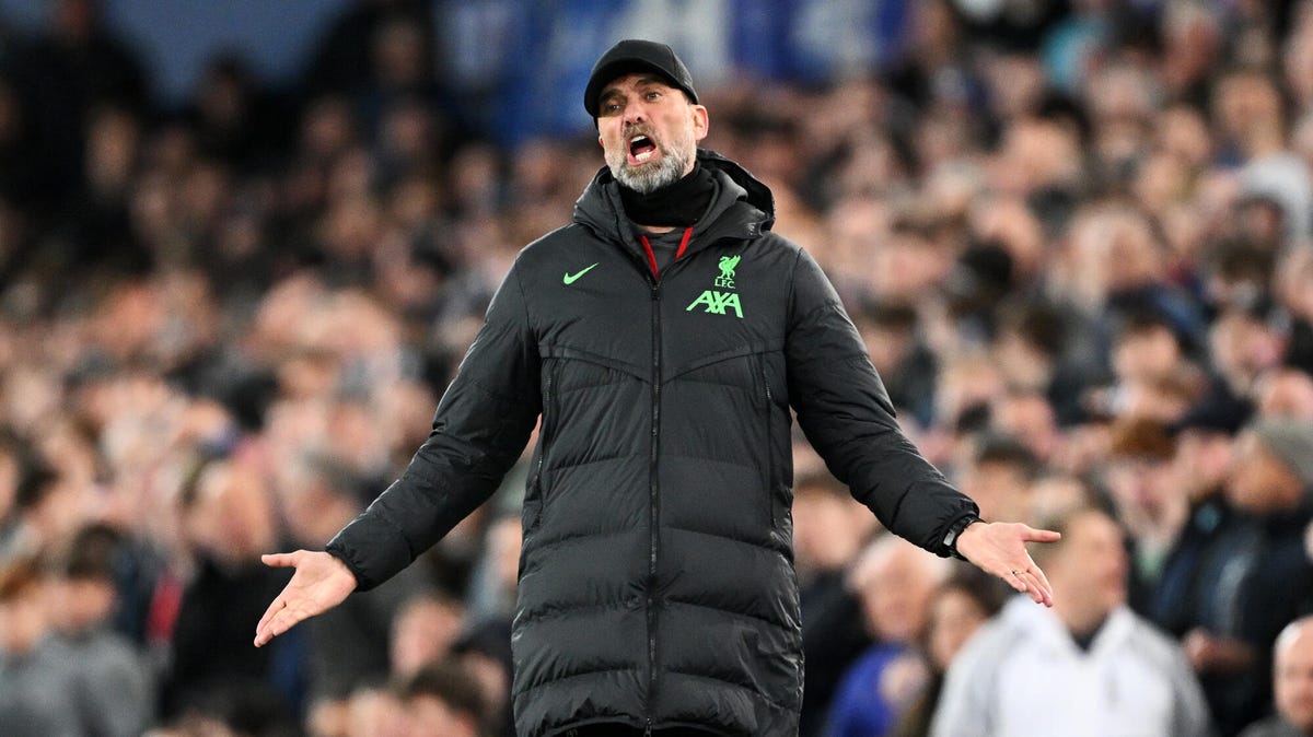 Liverpool manager Jurgen Klopp shouting, with both arms outstretched at his side.
