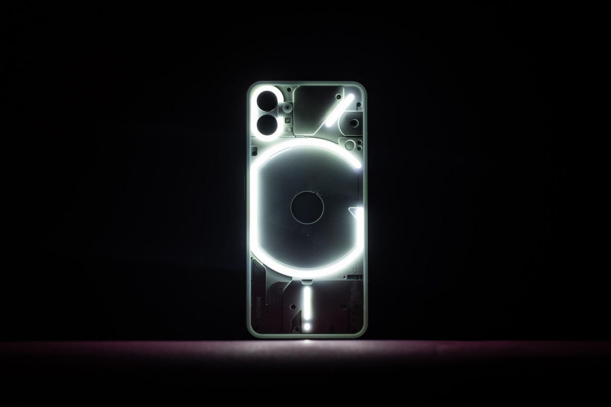 La parte trasera del Nothing Phone 1, con un LED "glifo"