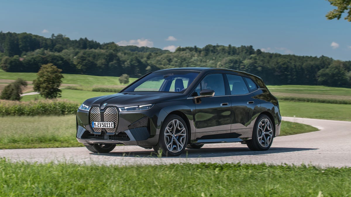 2022 BMW iX - front 3/4 view