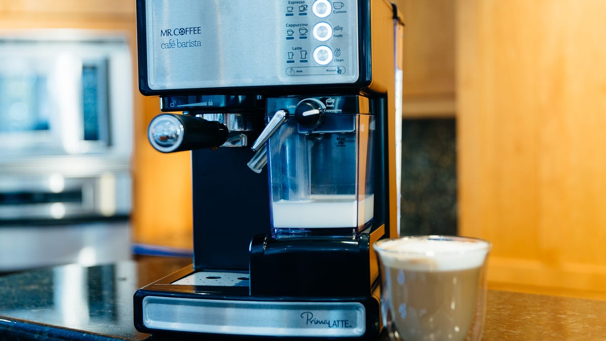 Weekendtas Kwijting Onvergetelijk Mr. Coffee Cafe Barista review: An automatic espresso machine that makes  lattes almost robotically - CNET