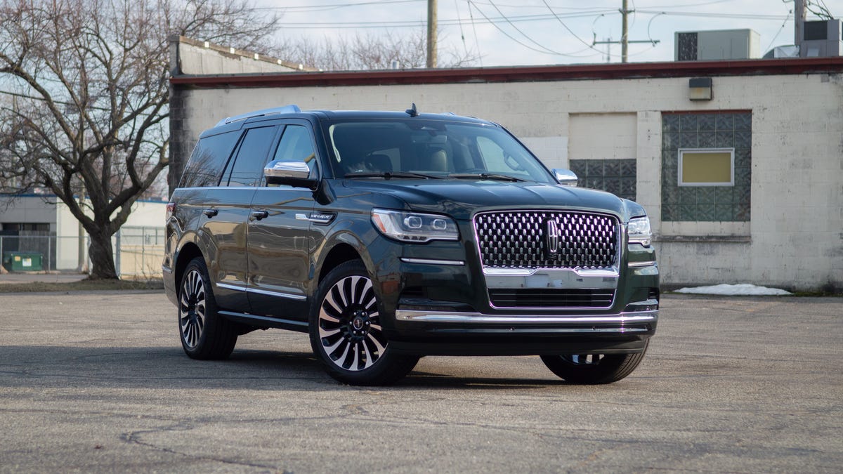 2022 Lincoln Navigator front one eighth, passenger side